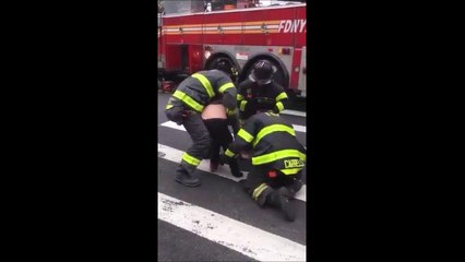 Download Video: Il se retrouve la jambe coincée dans un trou au milieu de la route à New York