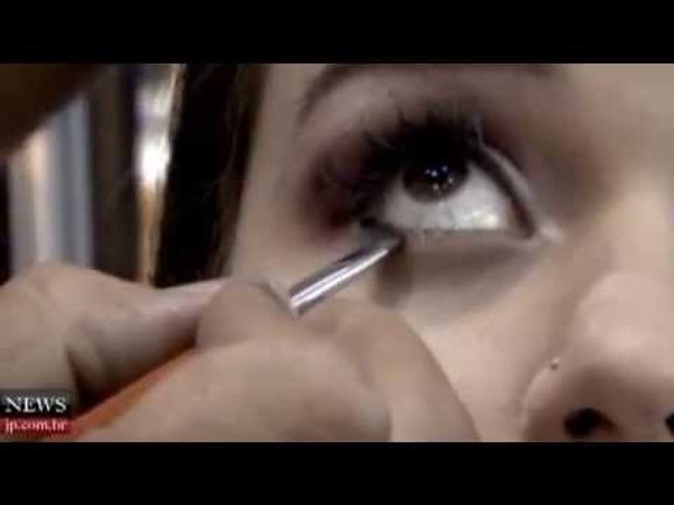 Aprenda fazer uma maquiagem com olhos marcados...