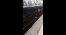 Des enfants roms descendent sur les voies du métro parisien.