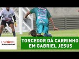 Torcedor invade campo e dá carrinho em Gabriel Jesus