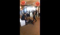 Des policiers demandent à un homme de manger le sol.