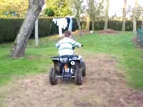 Hugo fait du quad