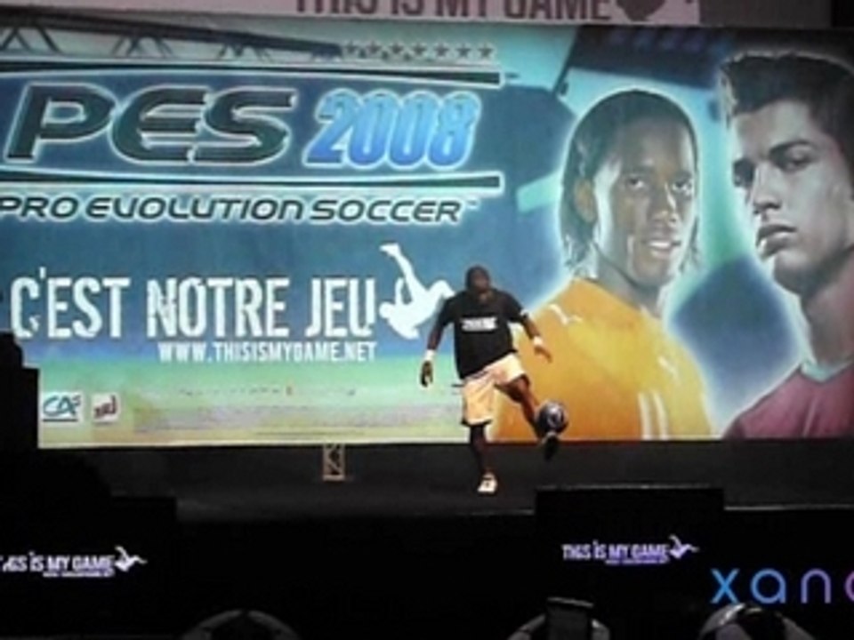 Iya Traoré jongle à la soirée PES 2008