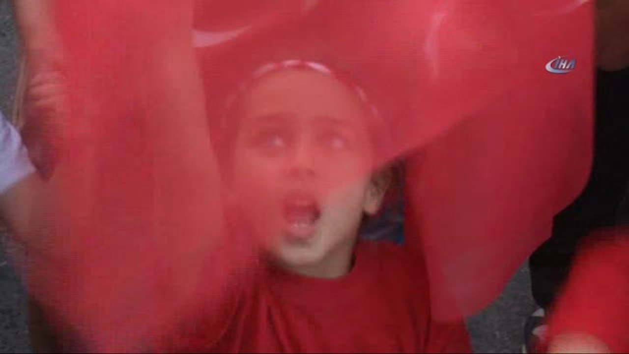 Beşiktaş'ta 30 Ağustos Geleneksel 'Fener Alayı' ile Kutlandı