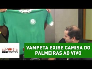 Como assim? Vampeta exibe camisa do Palmeiras ao vivo