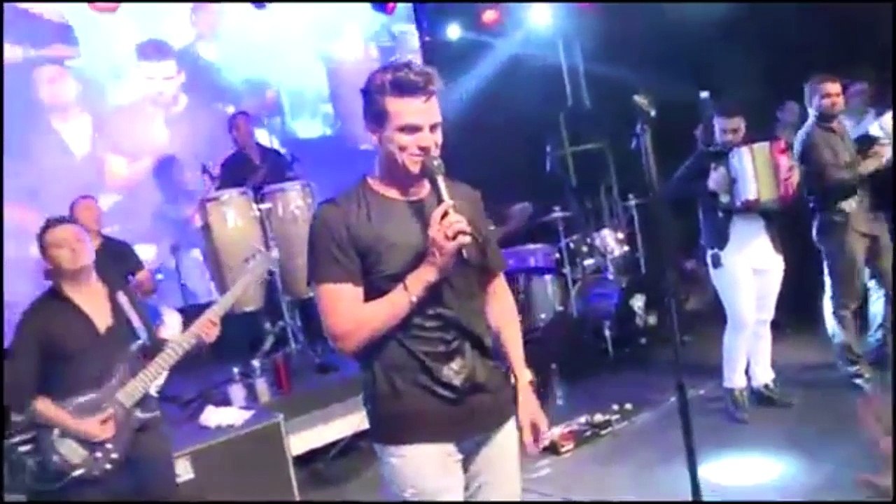 Silvestre Dangond cantando Ven Conmigo en vivo