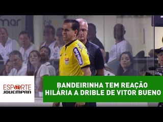 Nossa! Bandeirinha tem reação hilária a drible de Vitor Bueno
