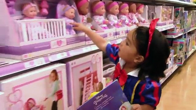 Snow White Baby Shoe Shopping Challenge w/ Snow White, Pink Spidergirl, Joker girl Police