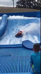 Perdre son maillot de bain dans une vague artificielle