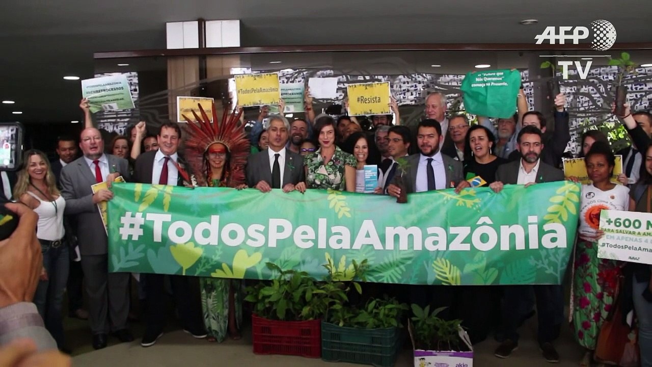 Ativistas e parlamentares protestam apesar de recuo do governo
