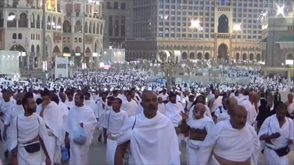 الحجاج يتوافدون على منى تمهيدا للوقوف بعرفة