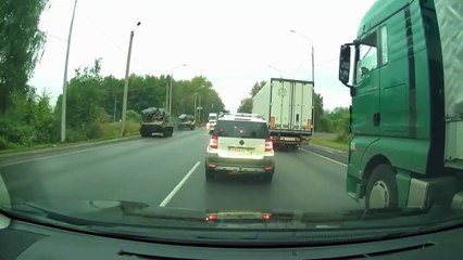 Un char se rate à un carrefour et ça finit mal pour un automobiliste