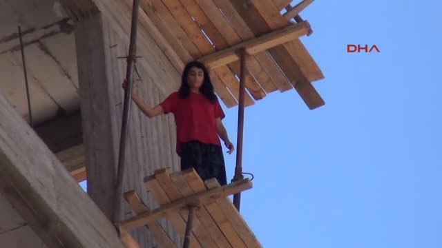 Sevdiği Adam İçin İntihar Etmeye Kalkıştı; İzleyenler Kameraya Çekti