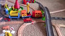 Y se bloquea amigos jugando ferrocarril tren con de madera Lego Duplo Thomas brio |
