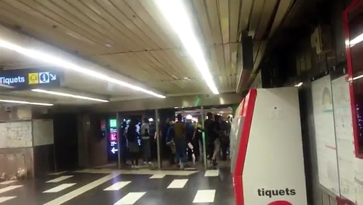 La Guardia Urbana se enfrenta a porrazos con un grupo de manteros