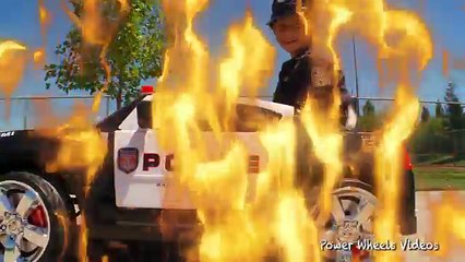 Fuego para Niños Policía poder camión vídeo ruedas Tirón de la guerra contra