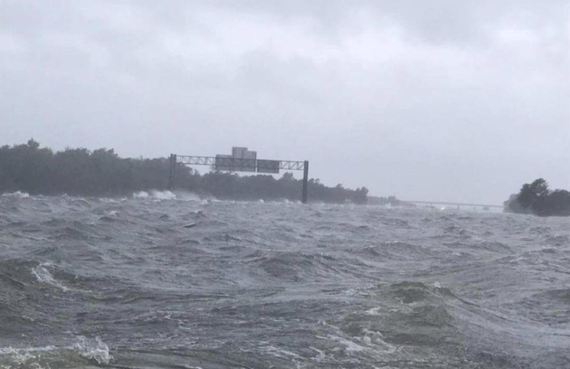 Une autoroute complètement sous l'eau après le passage d'Harvey à Houston