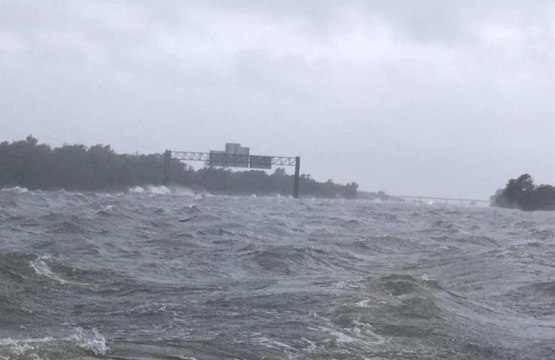 Une autoroute complètement sous l'eau après le passage d'Harvey à Houston