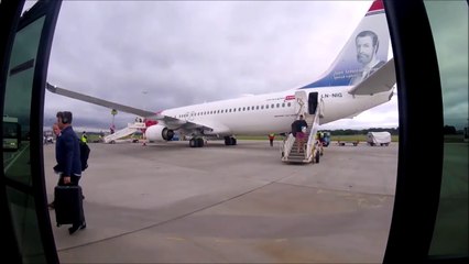 Cette passagère risque sa vie en courant derrière un avion pour recuperer sa valise... Inconsciente