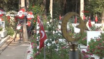 Adana Şehit Yakınları Mezar Taşlarını Okşayıp Gözyaşı Döktü