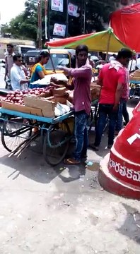 اس ویڈیو میں دیکھیں یہ ریڑھی والا کس طرح لوگوں کو دھوکہ دے رہا ہے۔ ویڈیو: حیدر سندھو۔ ساہیوال