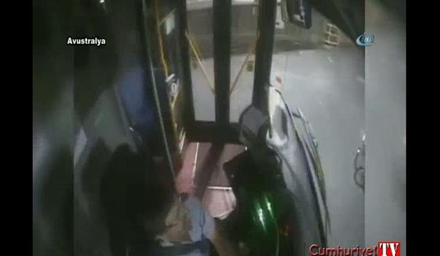 Bisikletli, otobüs şoförü ile yumruk yumruğa kavga etti