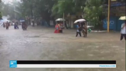 أمطار تهدد بومباي في الهند