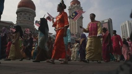 Malasia celebra el 60 aniversario de su independencia con un colorido desfile