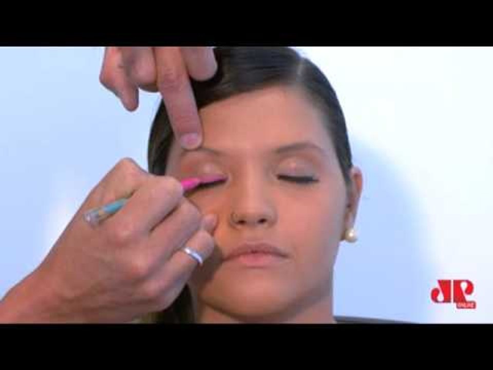 Veja o passo a passo de uma "make" para o bloquinho de Carnaval