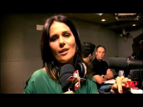 A jornalista Adriana Araújo no Jovem Pan Morning Show