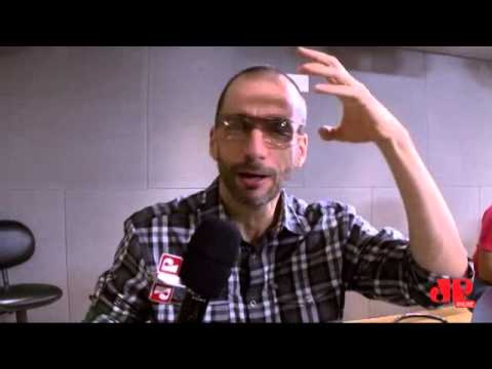 Cazé Peçanha "contra a parede" no Jovem Pan Morning Show