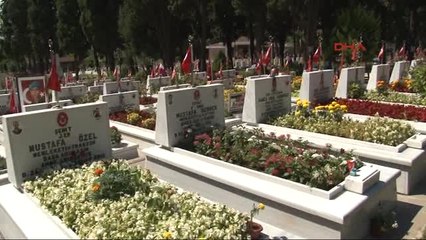 Arife Günü Şehitliğe Akın Ettiler