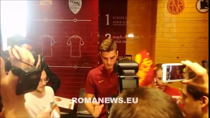 Roma, Schick firma autografi ai tifosi
