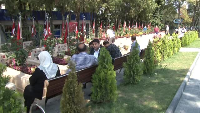 Şehit Yakınları Bayram Arefesinde Şehitliklere Akın Etti