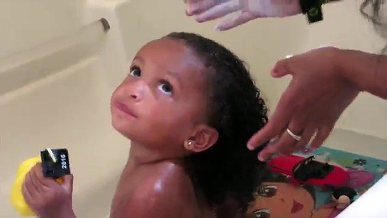 Rizado cabello cómo rutina para lavar semanal Niño pequeño |