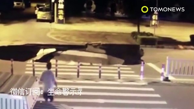 Captado en Camara: Motociclista Chino ocupado en su teléfono cae directo en un socavón - TomoNews