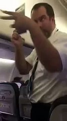 Un steward fait le show quand il explique les consignes de sécurité