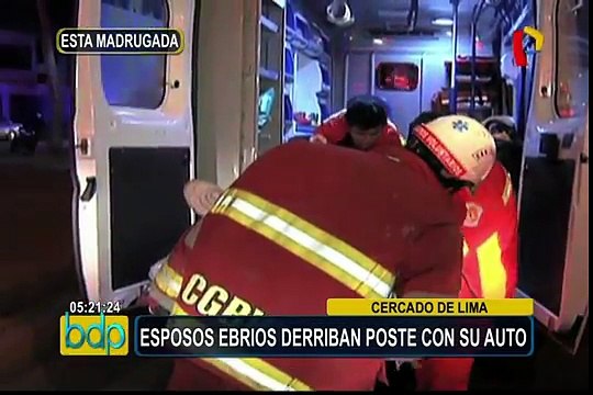 Cercado de Lima: esposos ebrios chocan su auto contra poste