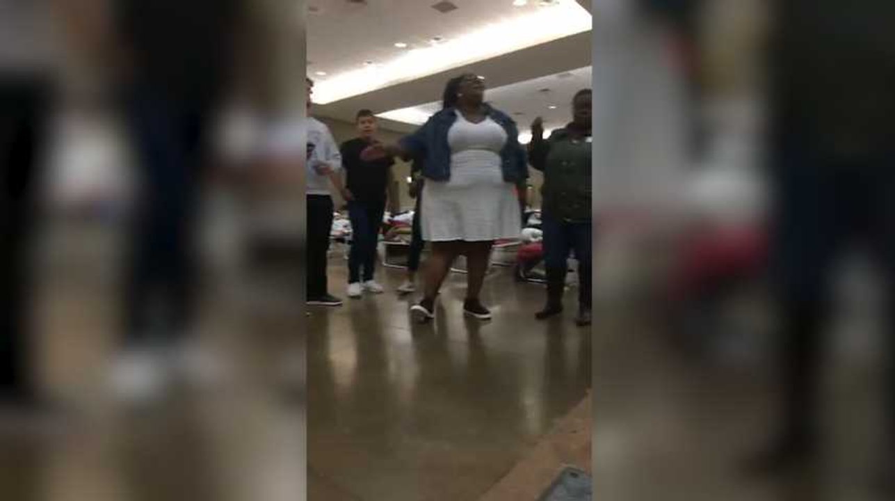 Houston : un concert de gospel improvisé dans un centre d'accueil