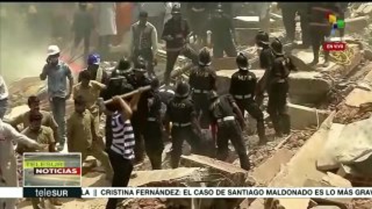 Dos muertos y 30 personas atrapadas tras derrumbe de edificio en India