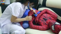 Negro médico congelado divertido bromista película dolor hombre araña estómago superhéroes en elsa