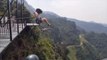 Balançoire au-dessus d'un ravin de 300m dans les montagnes en Chine !