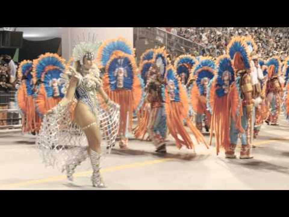 Ellen Rocche rouba a cena, e arranca suspiros no desfile da Rosas de Ouro