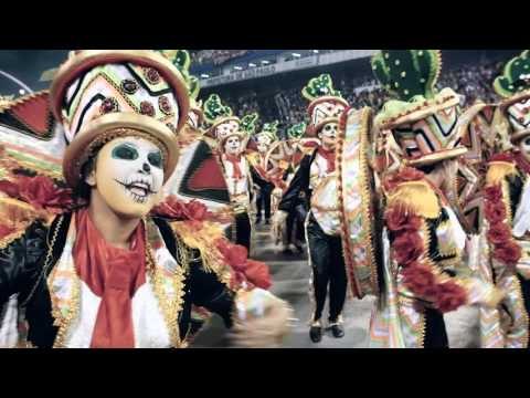 Dragões da Real distribui “presentes” na Avenida