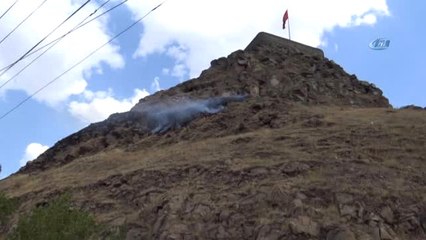 Kars Kalesi'nin Eteklerindeki Otları Ateşe Verdiler