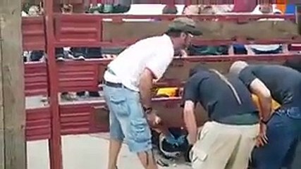 Une boule géante provoque des blessures graves à un homme qui est tombé inconscient !