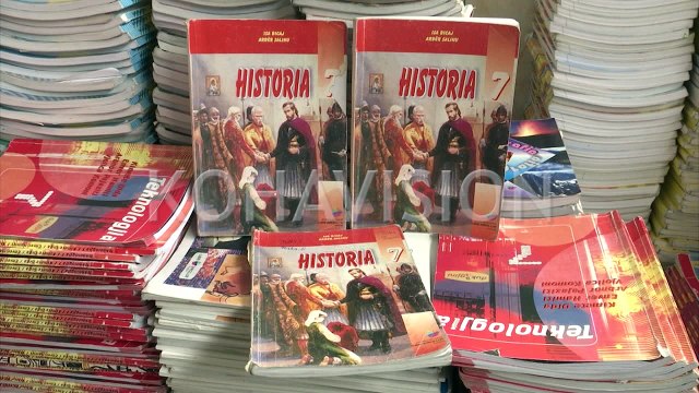 Viti i ri shkollor me kurikulë të re por me tekste të vjetra
