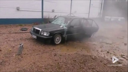 Nettoyer une Mercedes avec un jet d'eau surpuissant... Regardez le résultat