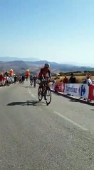 Vuelta 2017 : Maxim Belkov poussé par un spectateur en pleine course