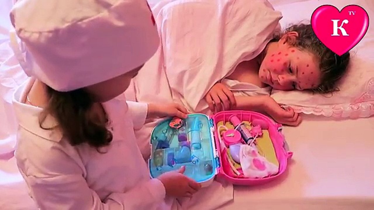 Bebé mala médico jugar en Interpretar al Dr. inyecciones tratar la varicela niños malos